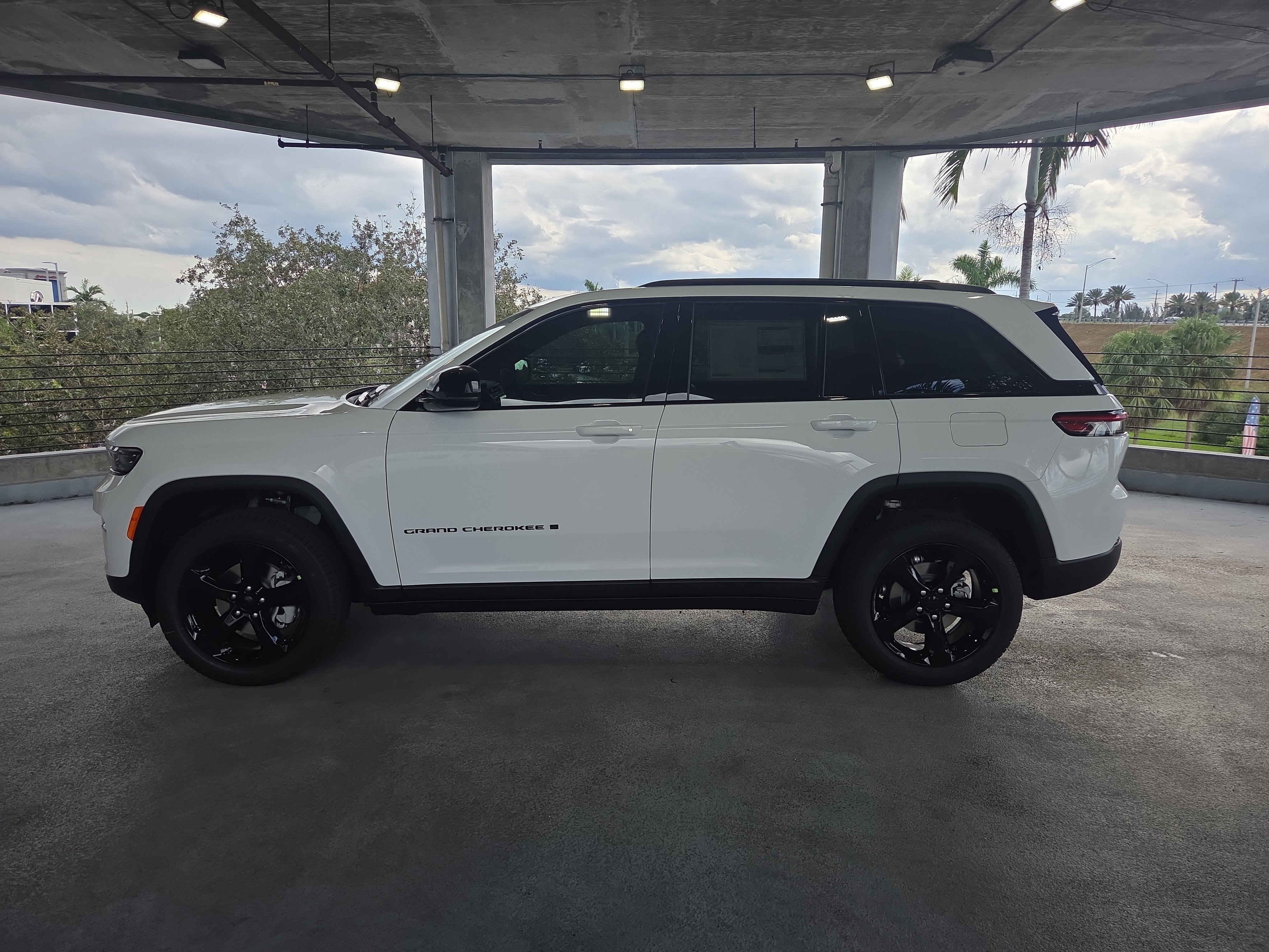 New 2025 Jeep Grand Cherokee Limited w/ Black Appearance Package RWD image 8