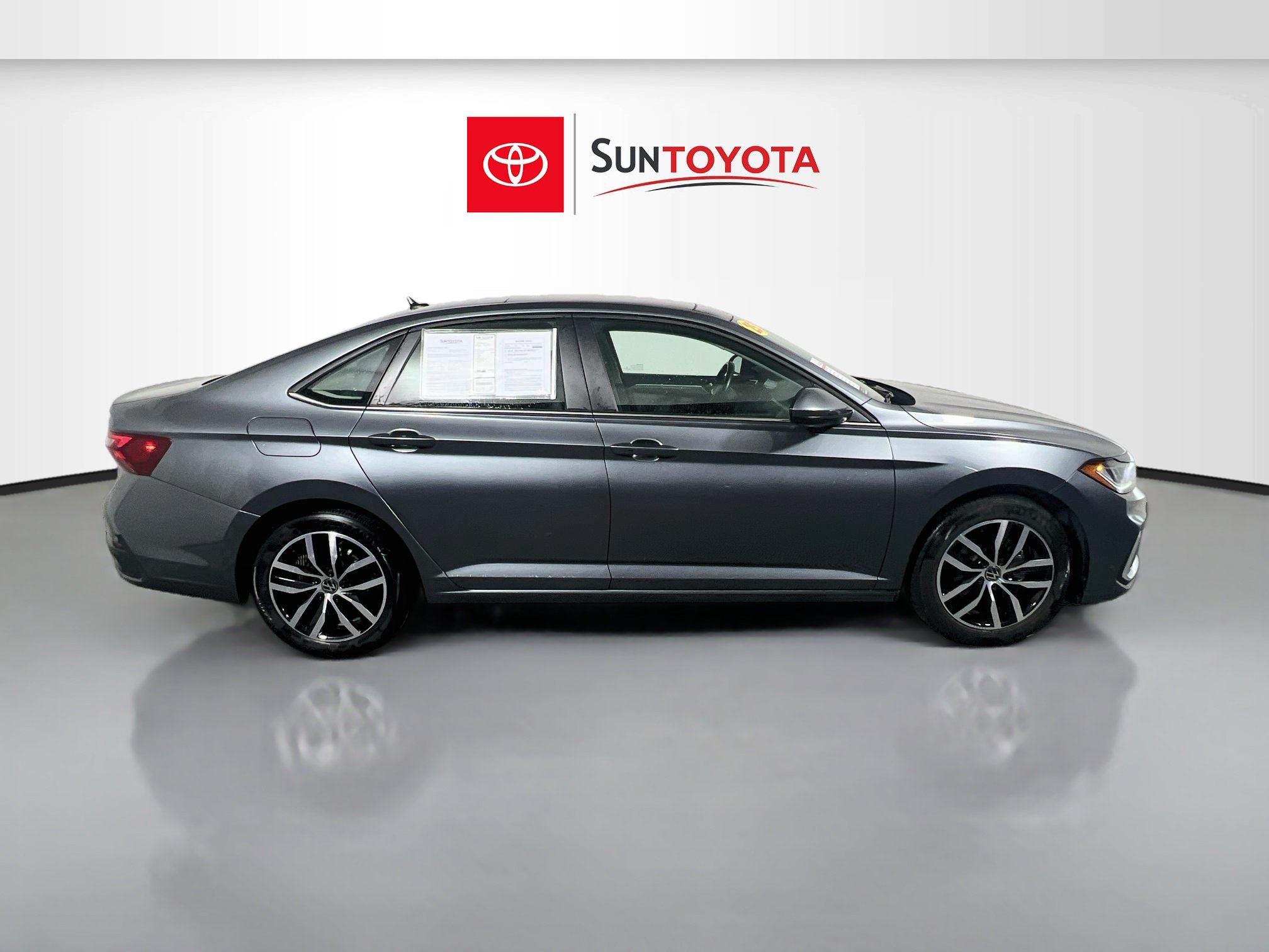 Used 2025 Volkswagen Jetta SE FWD image 2