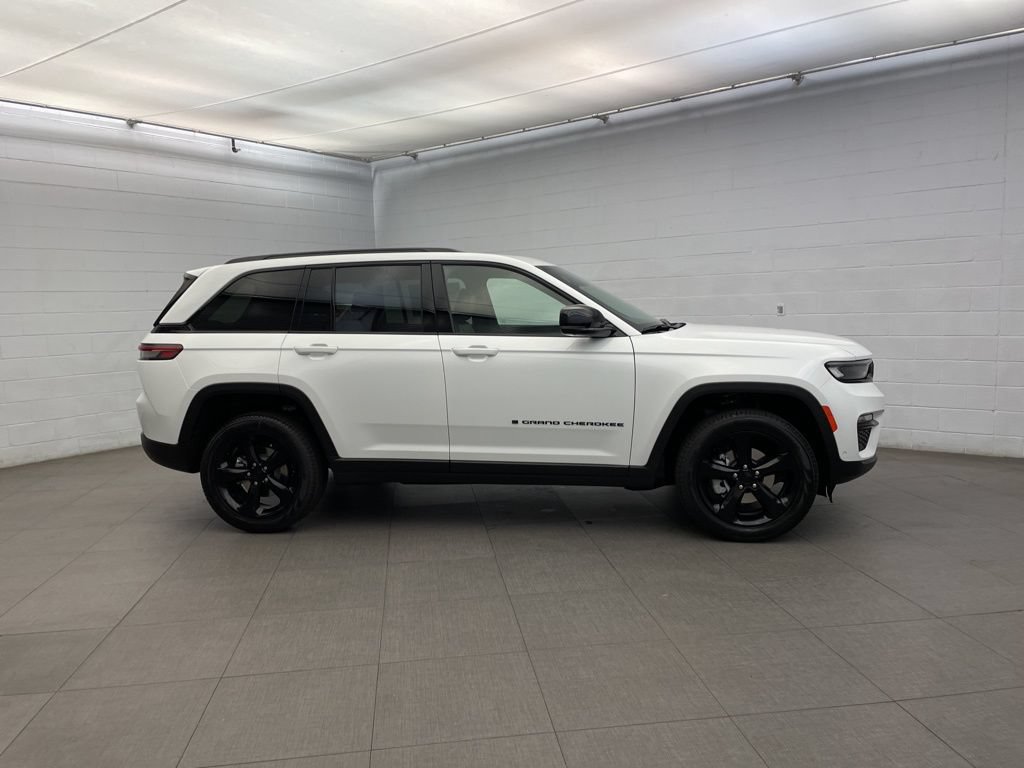 New 2025 Jeep Grand Cherokee Limited w/ Luxury Tech Group II AWD/4WD image 2