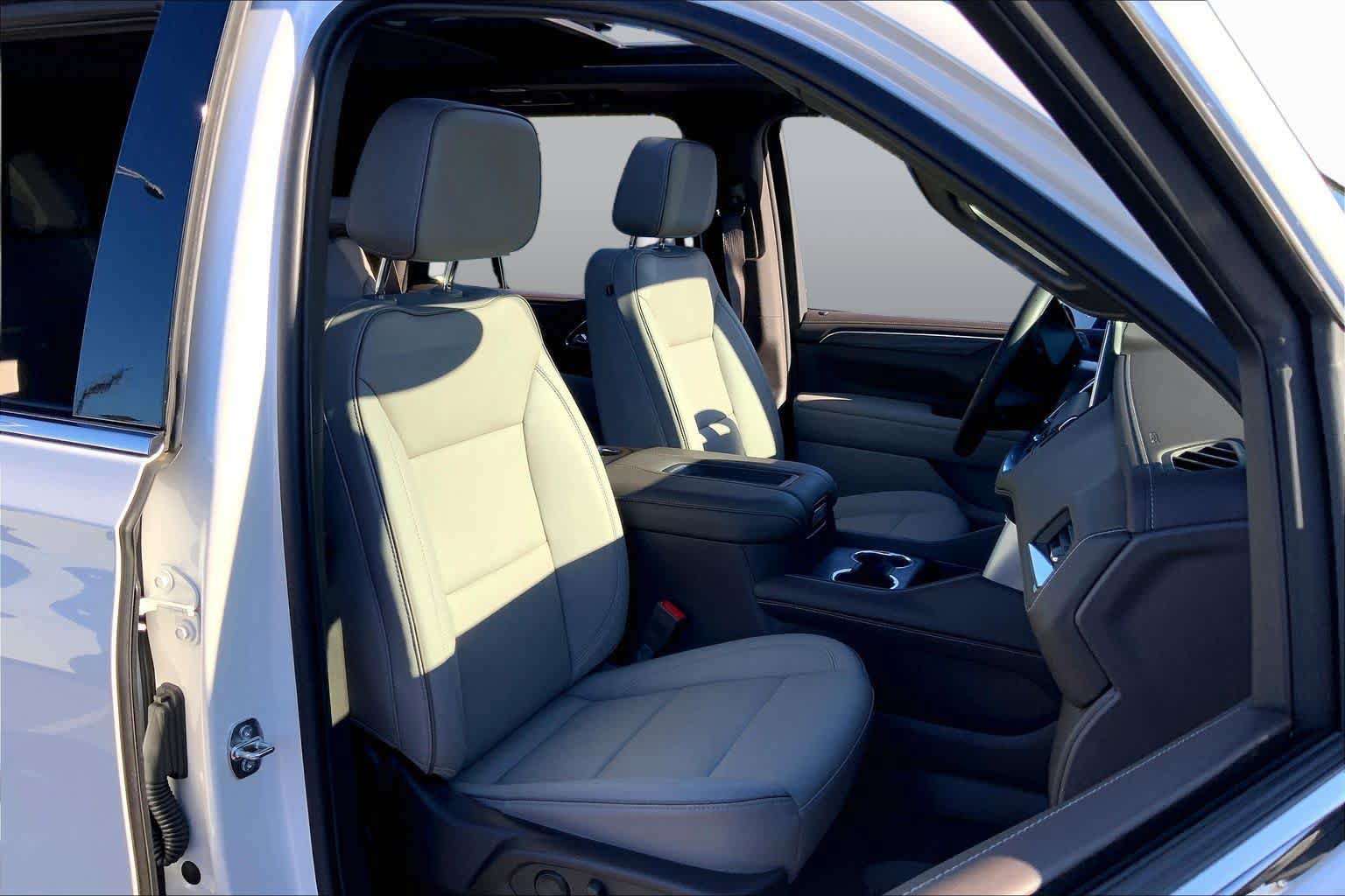 Used 2023 GMC Yukon SLT w/ SLT Premium Package AWD/4WD image 8