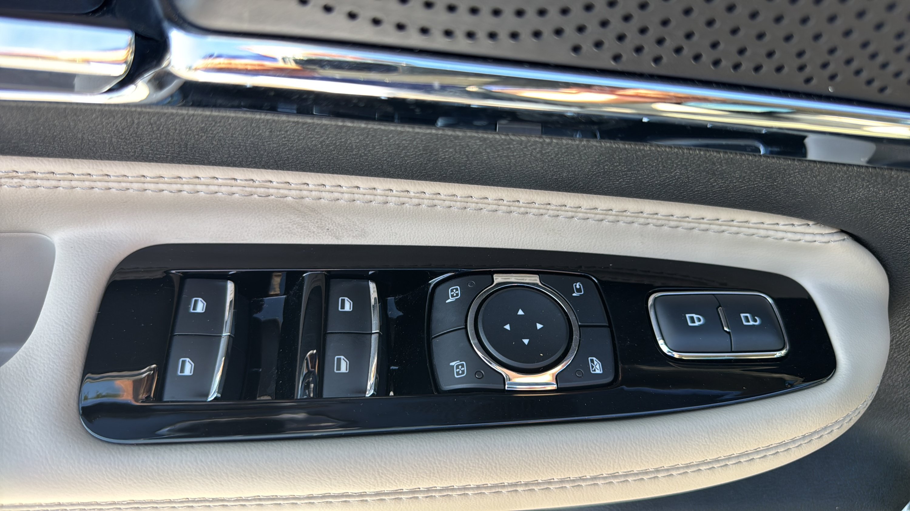 Used 2025 Lincoln Corsair Reserve FWD image 11
