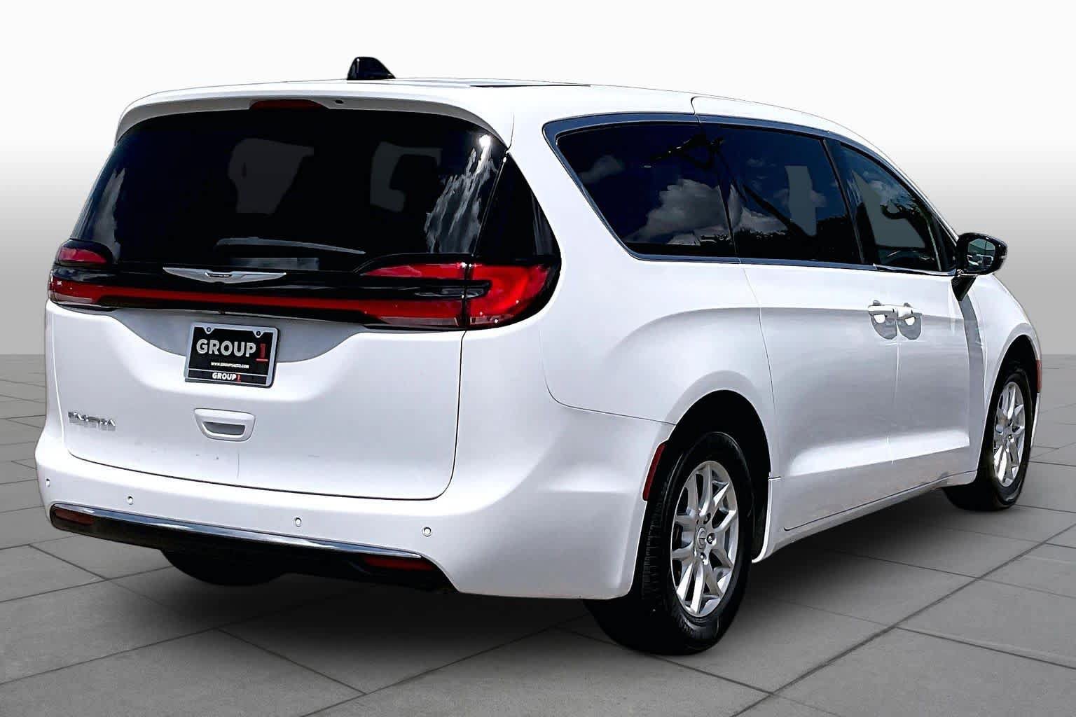 Used 2025 Chrysler Pacifica Select FWD image 12