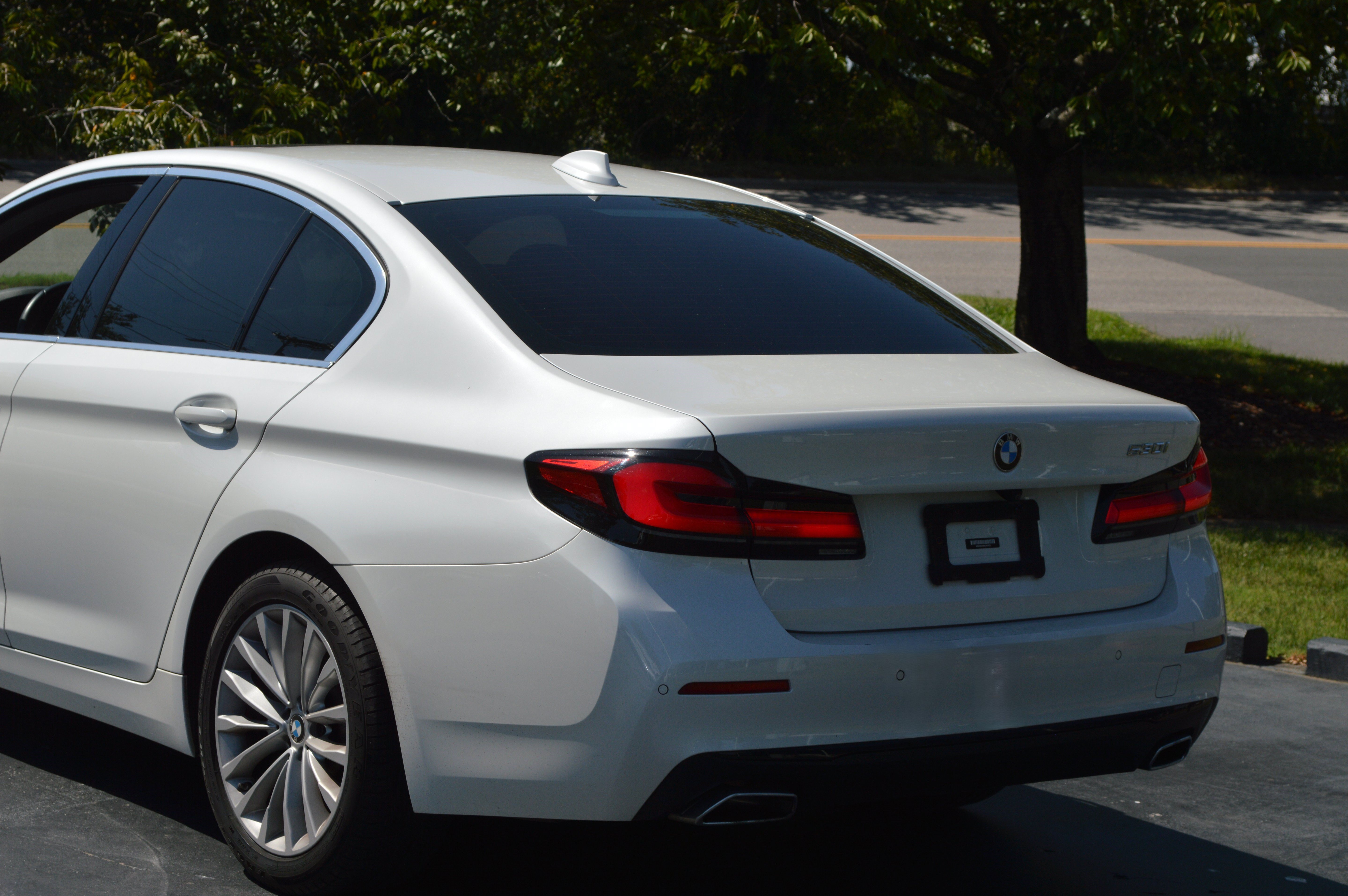 Used 2022 BMW 530i w/ Convenience Package RWD image 3