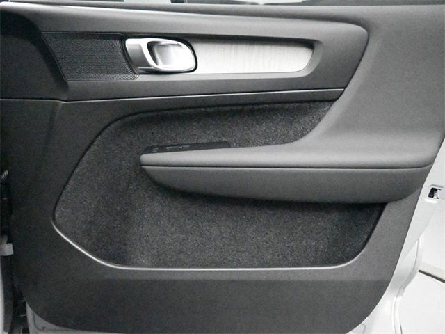 Used 2025 Volvo XC40 B5 Core image 31