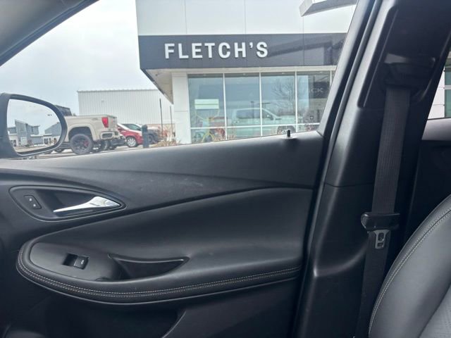 Used 2022 Buick Encore GX Essence image 12