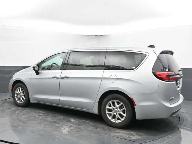 Used 2024 Chrysler Pacifica Touring-L image 8