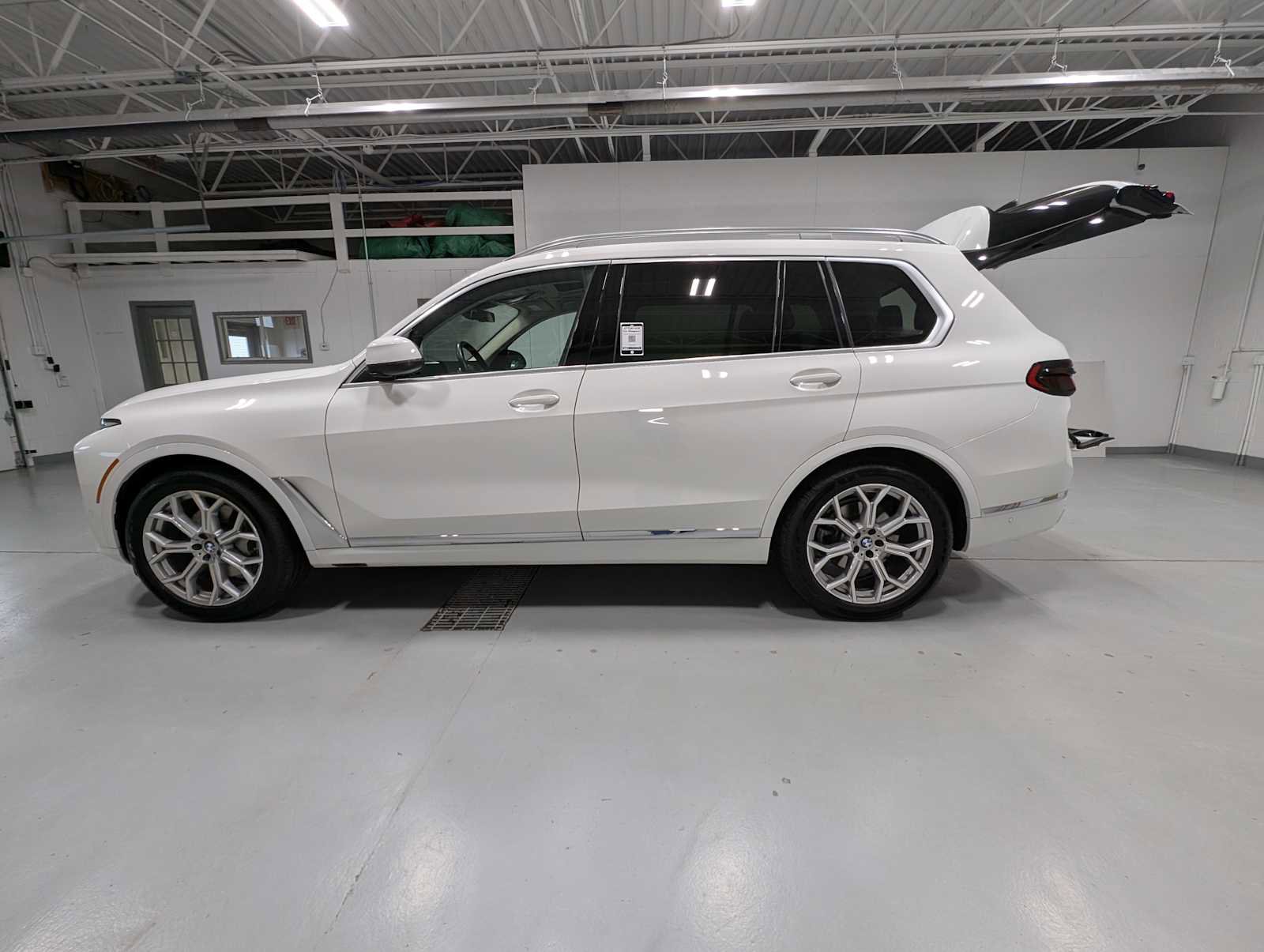 Used 2023 BMW X7 xDrive40i w/ Climate Comfort Package image 11