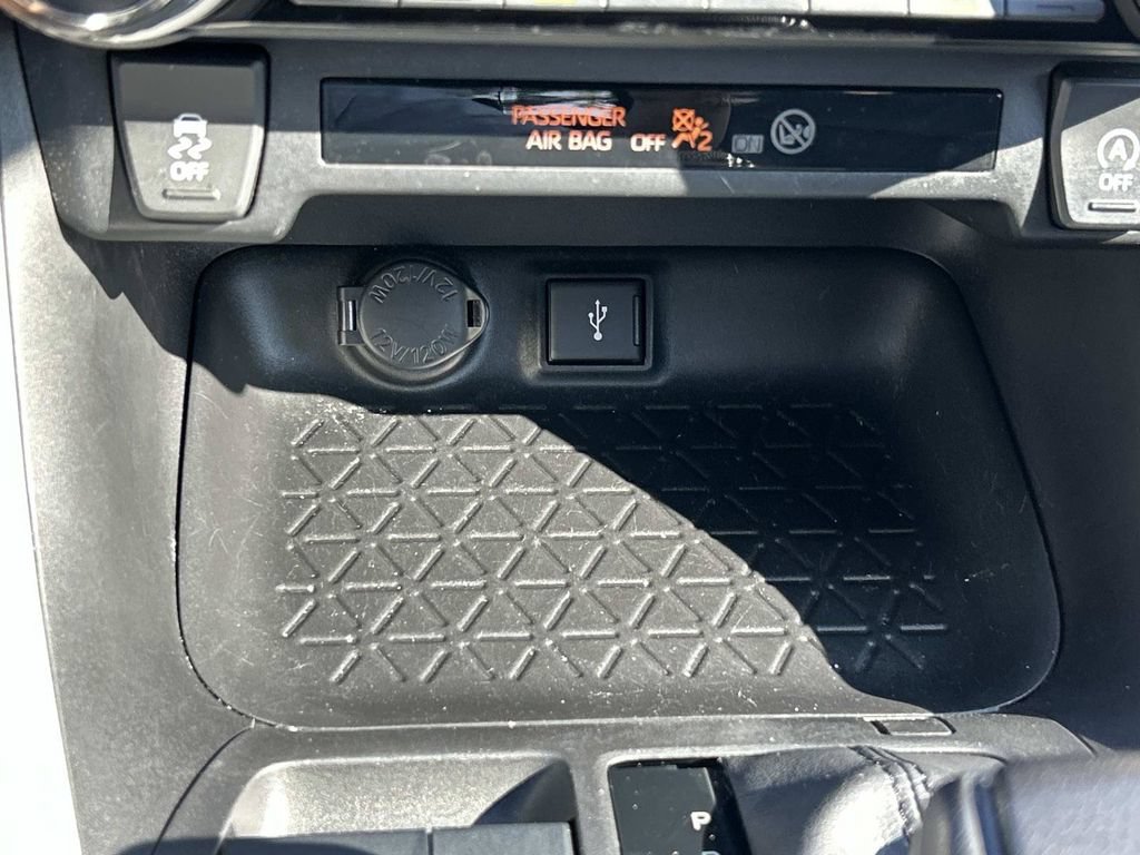 Used 2021 Toyota RAV4 XLE w/ Convenience Package FWD image 41