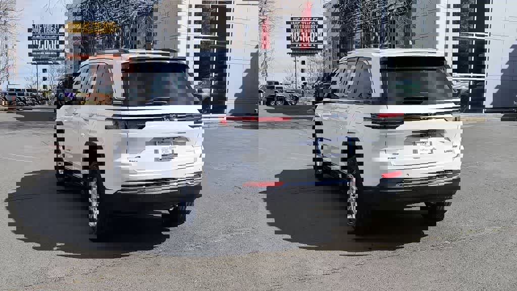 Used 2023 Jeep Grand Cherokee Laredo image 7