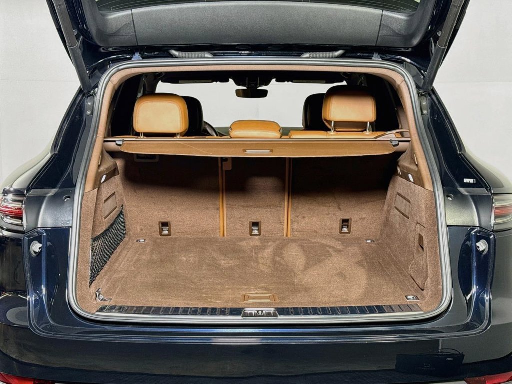 Certified 2023 Porsche Cayenne Platinum Edition AWD/4WD image 28
