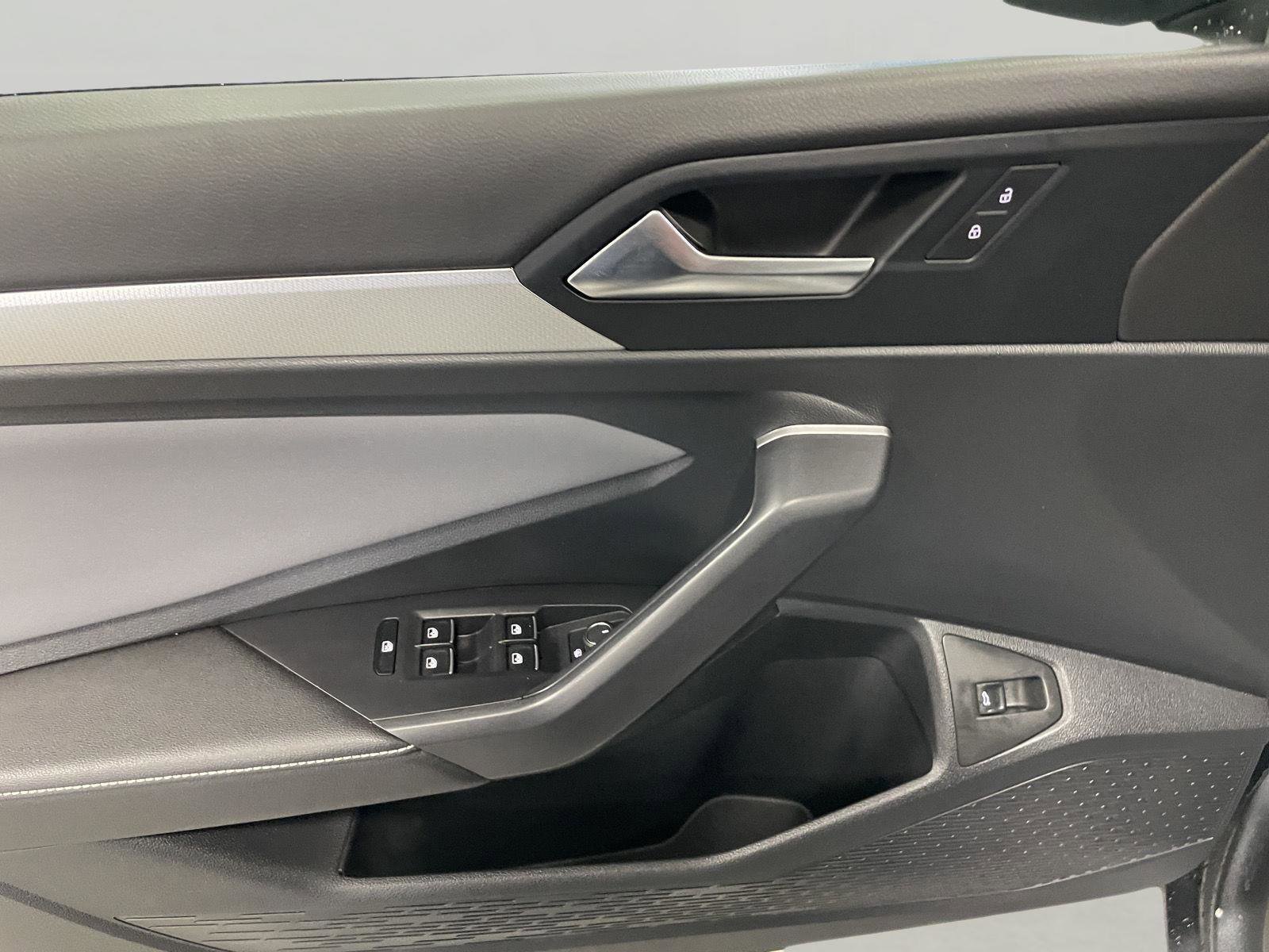 Used 2025 Volkswagen Jetta SE image 21