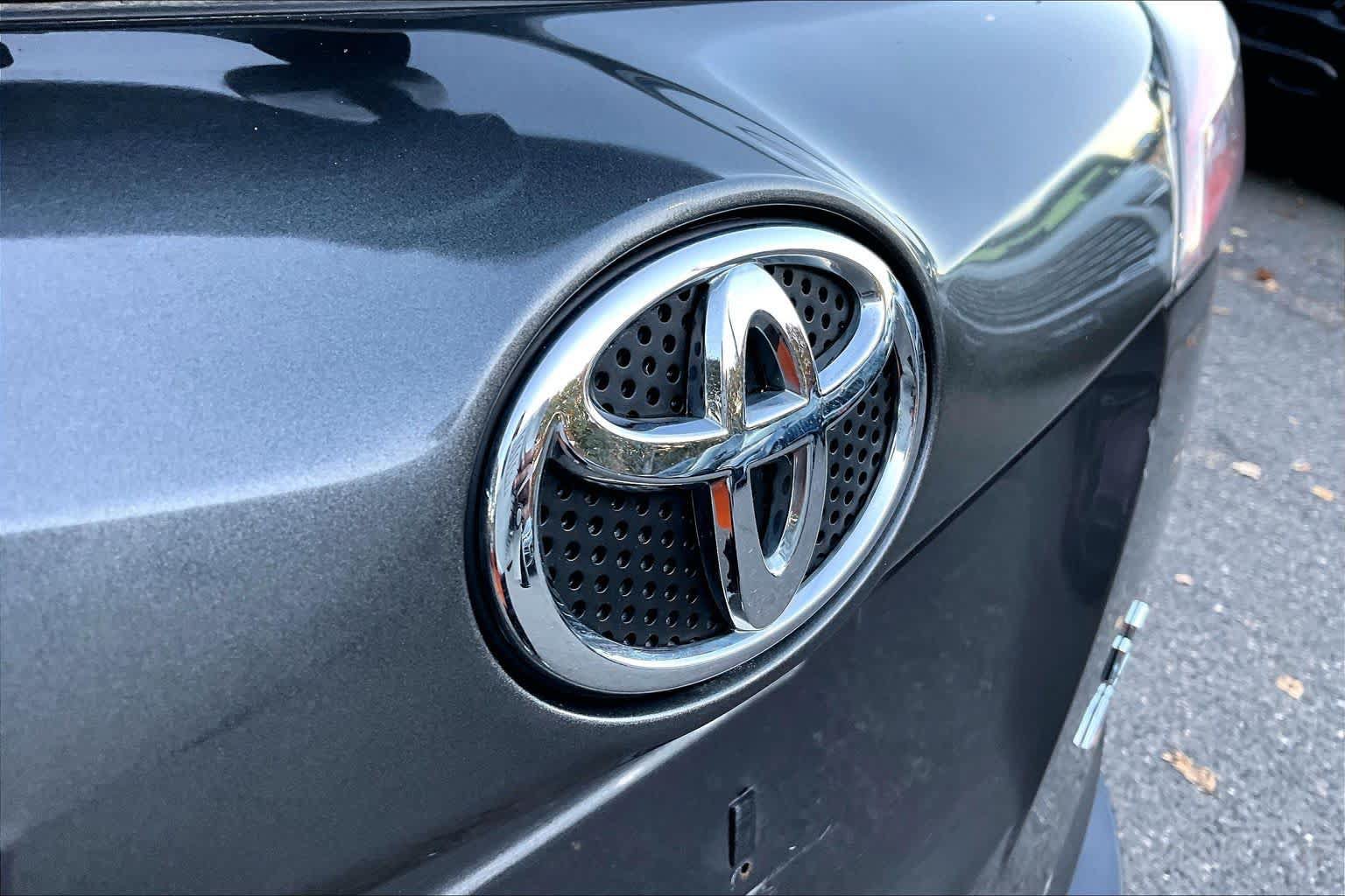 Used 2018 Toyota RAV4 LE w/ Carpet Mat Package AWD/4WD image 29