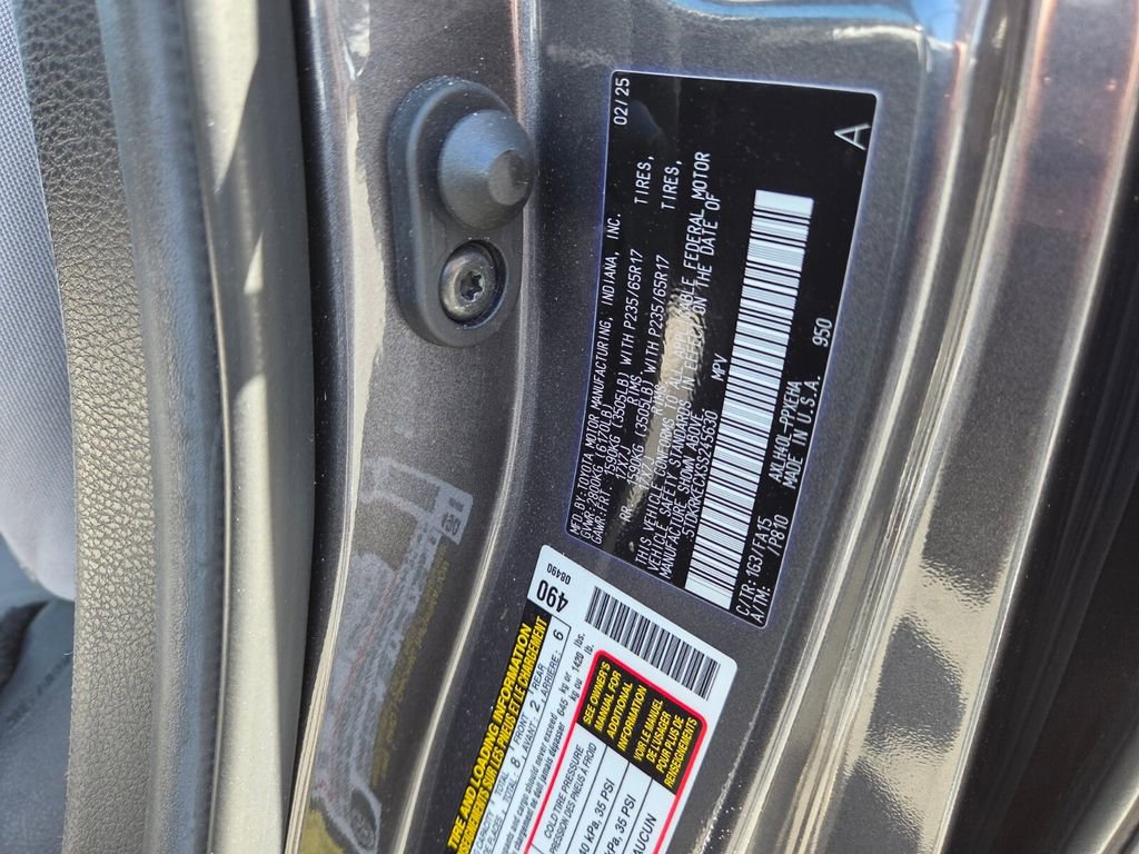 Used 2025 Toyota Sienna LE image 18