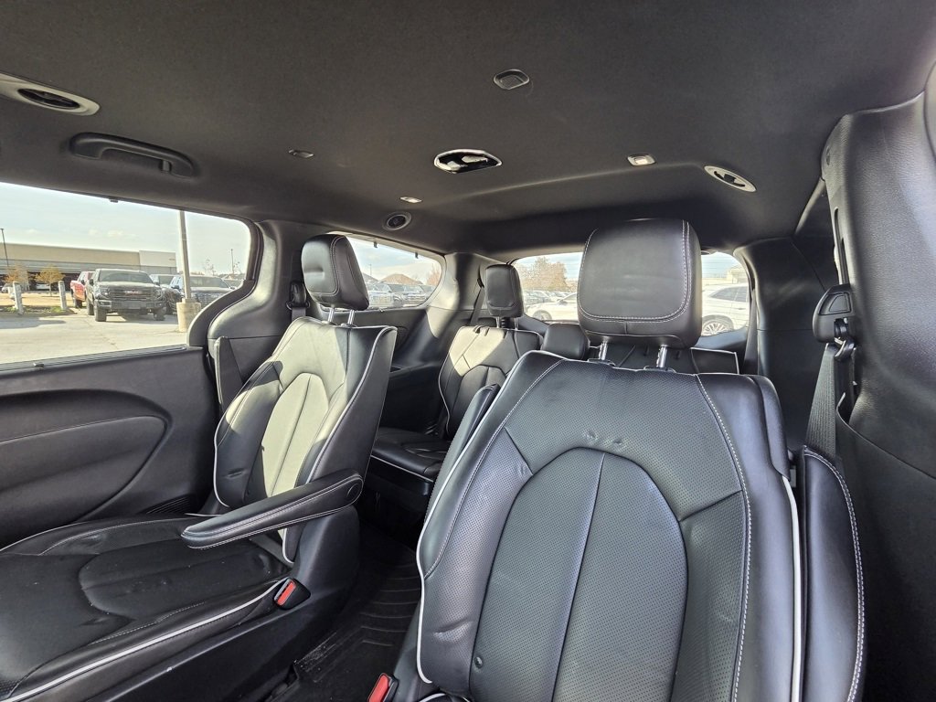 Used 2021 Chrysler Pacifica Limited w/ Uconnect Theater Family Group image 25