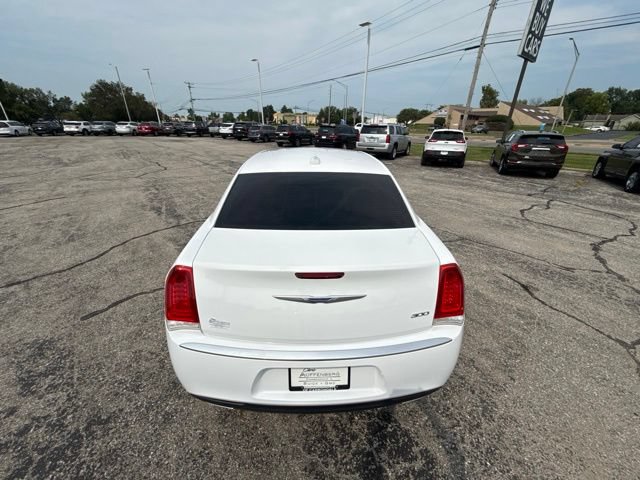 Used 2019 Chrysler 300 Touring w/ Chrome Appearance Package RWD image 5