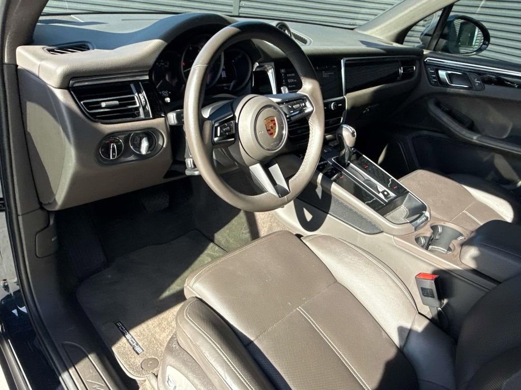 Certified 2023 Porsche Macan Turbo image 5