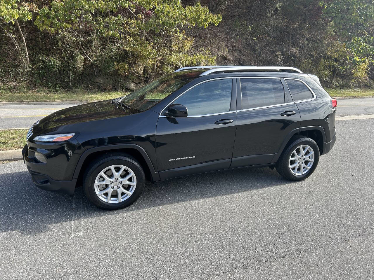 Used 2016 Jeep Cherokee Latitude image 3