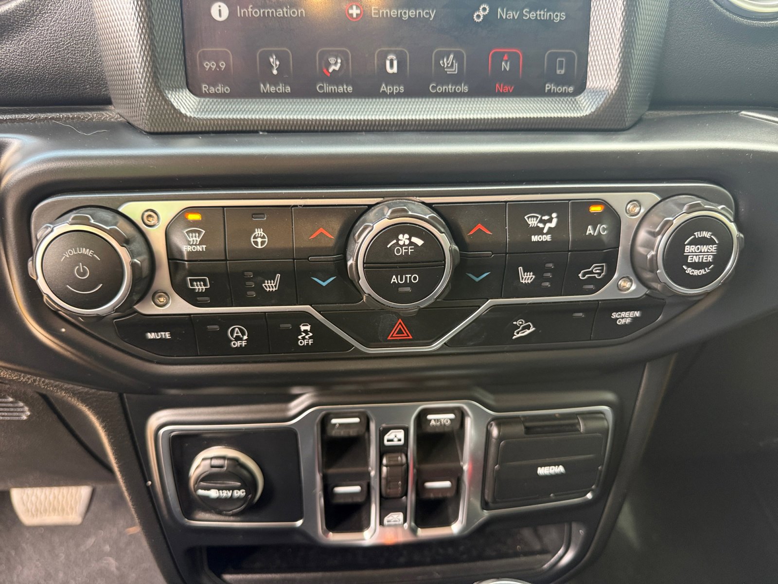 Used 2019 Jeep Wrangler Unlimited Sahara w/ Uconnect 4C Nav & Sound Group image 25
