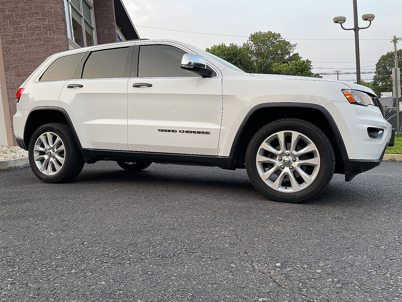 Used 2017 Jeep Grand Cherokee Limited image 14