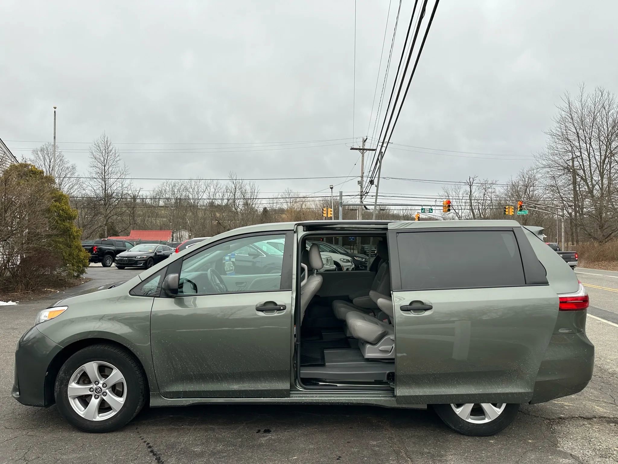 Used 2020 Toyota Sienna L image 35