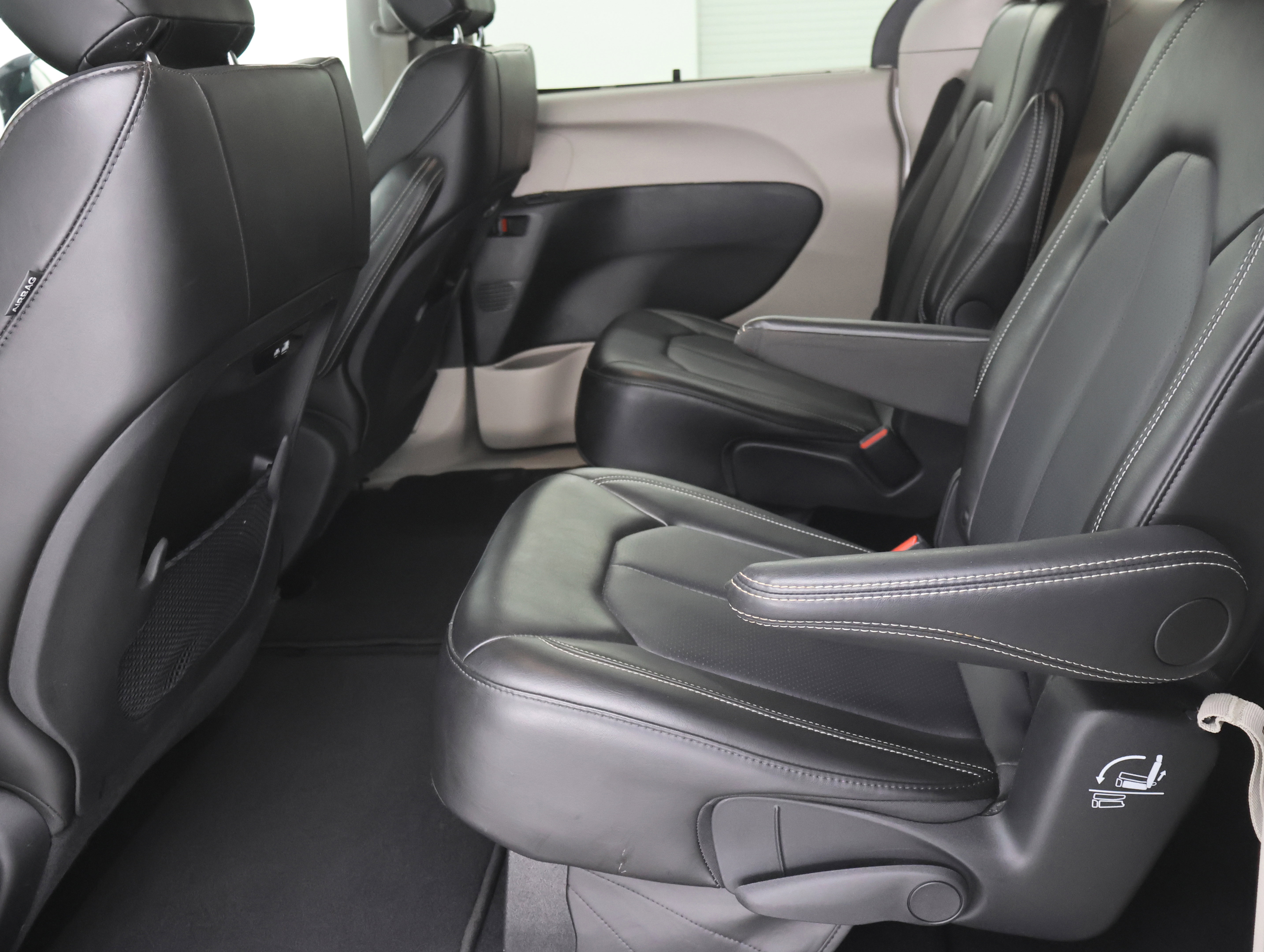 Used 2024 Chrysler Pacifica Touring-L FWD image 36