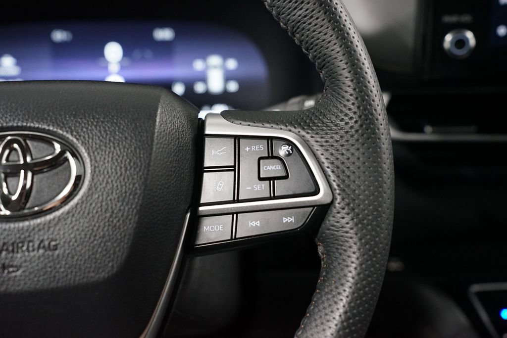 Used 2025 Toyota Sienna Limited image 13