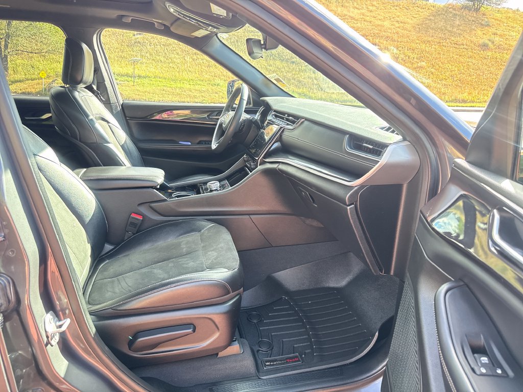 Used 2023 Jeep Grand Cherokee L Laredo AWD/4WD image 30