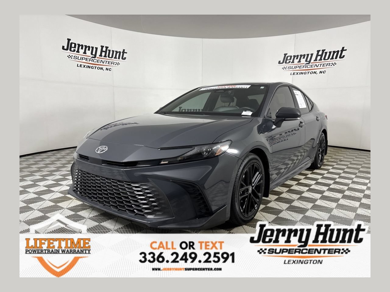 Used 2025 Toyota Camry SE FWD image 1