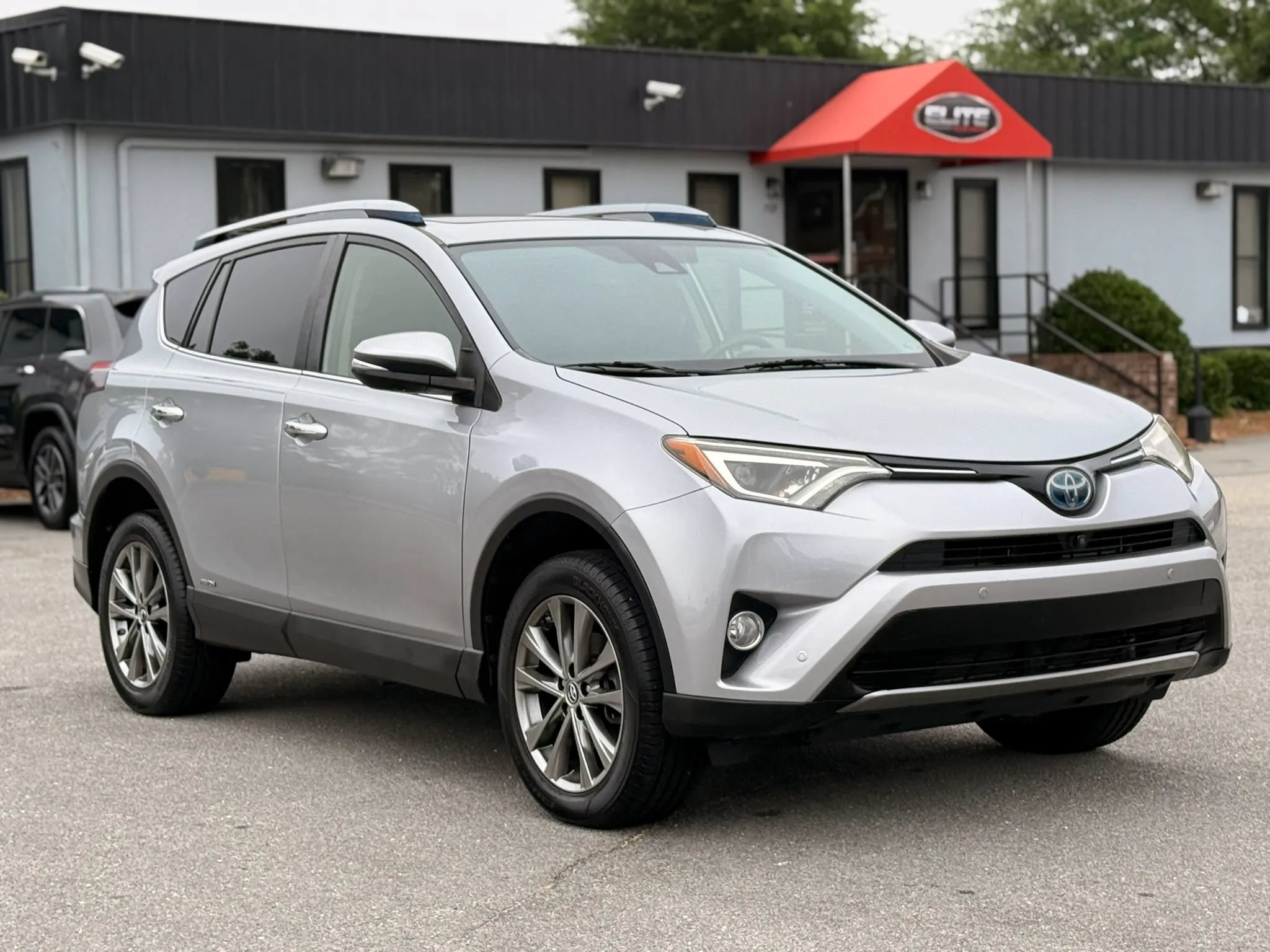 Used 2017 Toyota RAV4 Limited w/ Advanced Technology Package AWD/4WD image 3