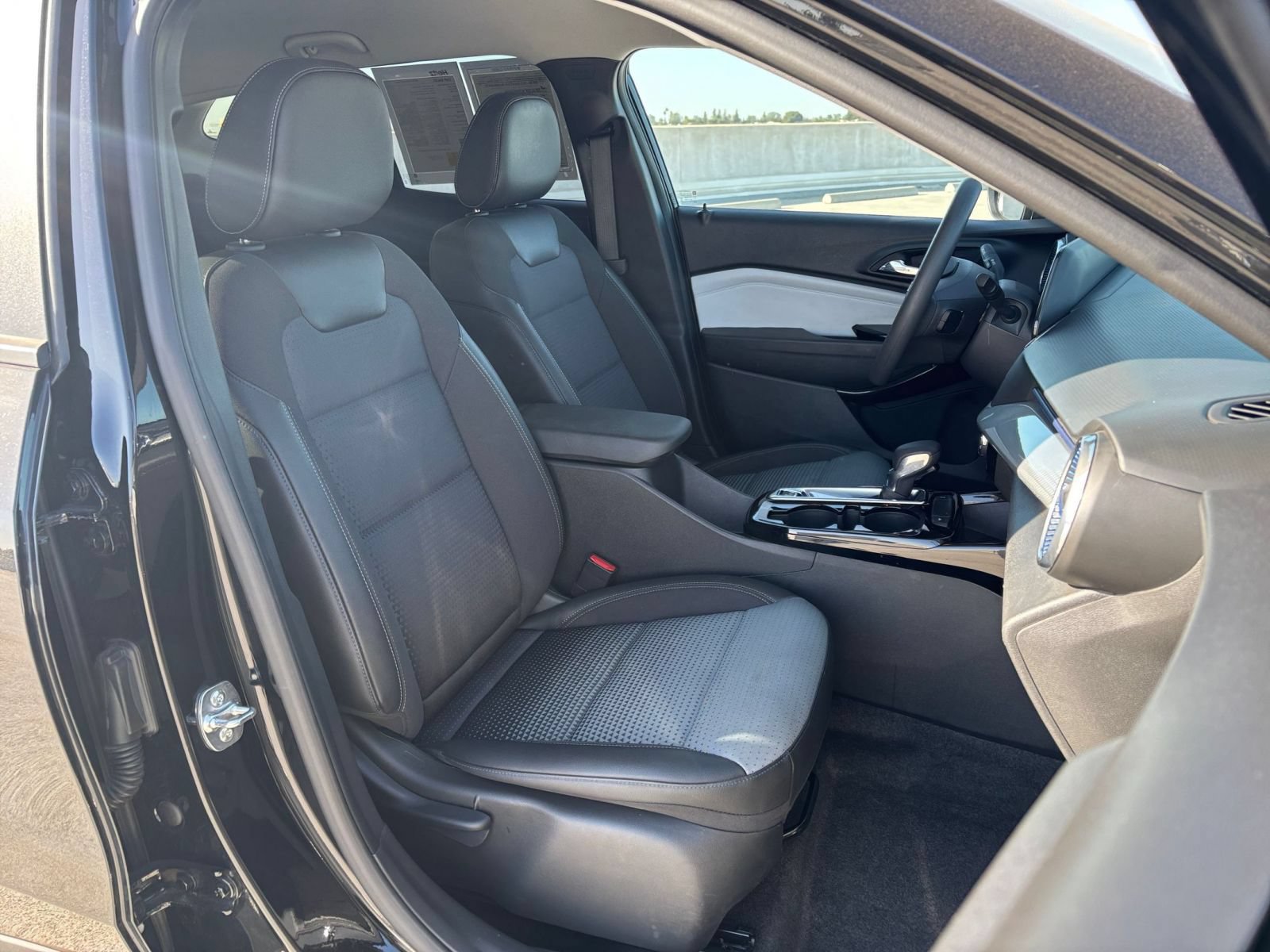 Used 2025 Chevrolet Trax LT FWD image 34