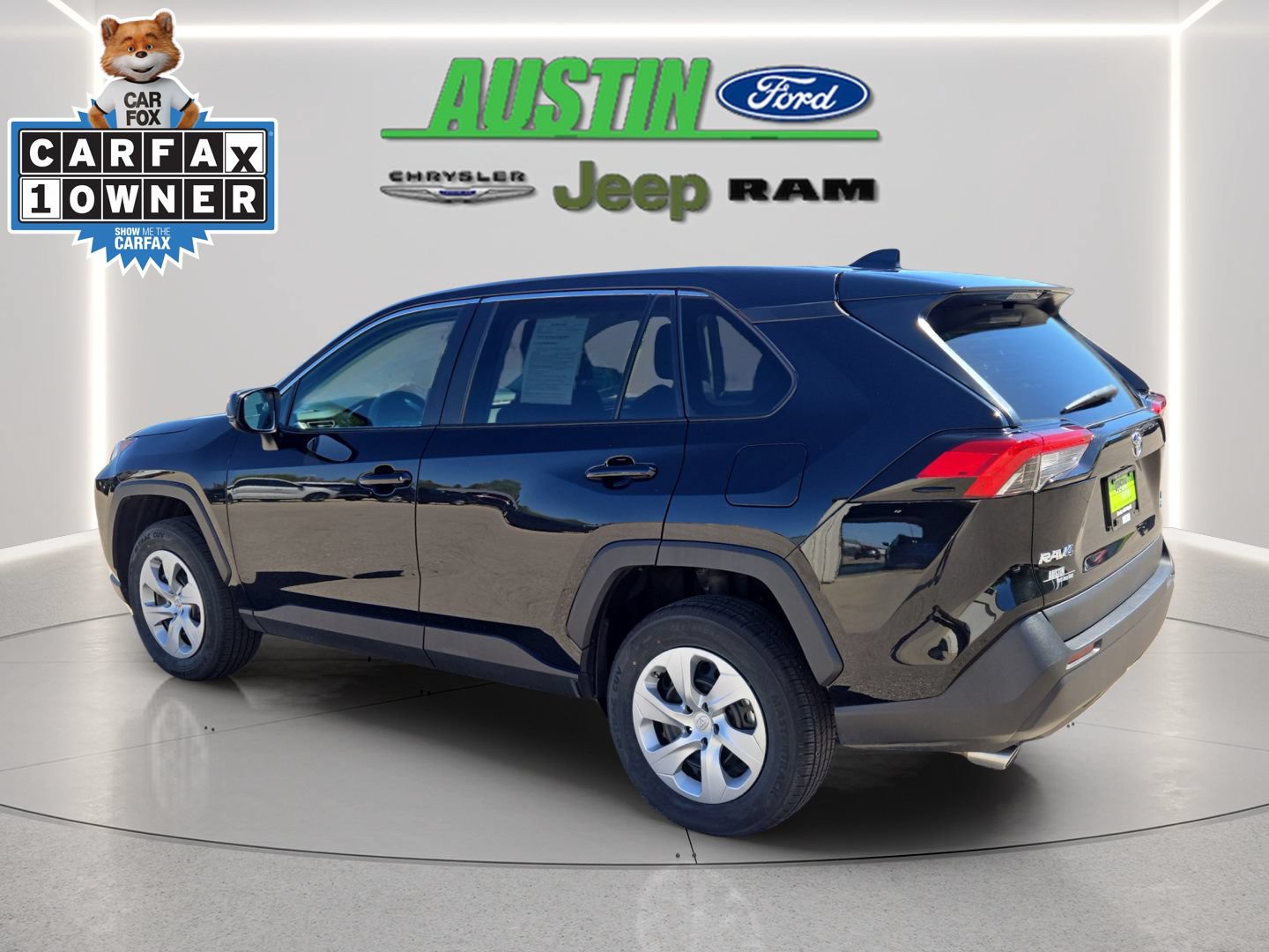 Used 2024 Toyota RAV4 LE AWD/4WD image 3