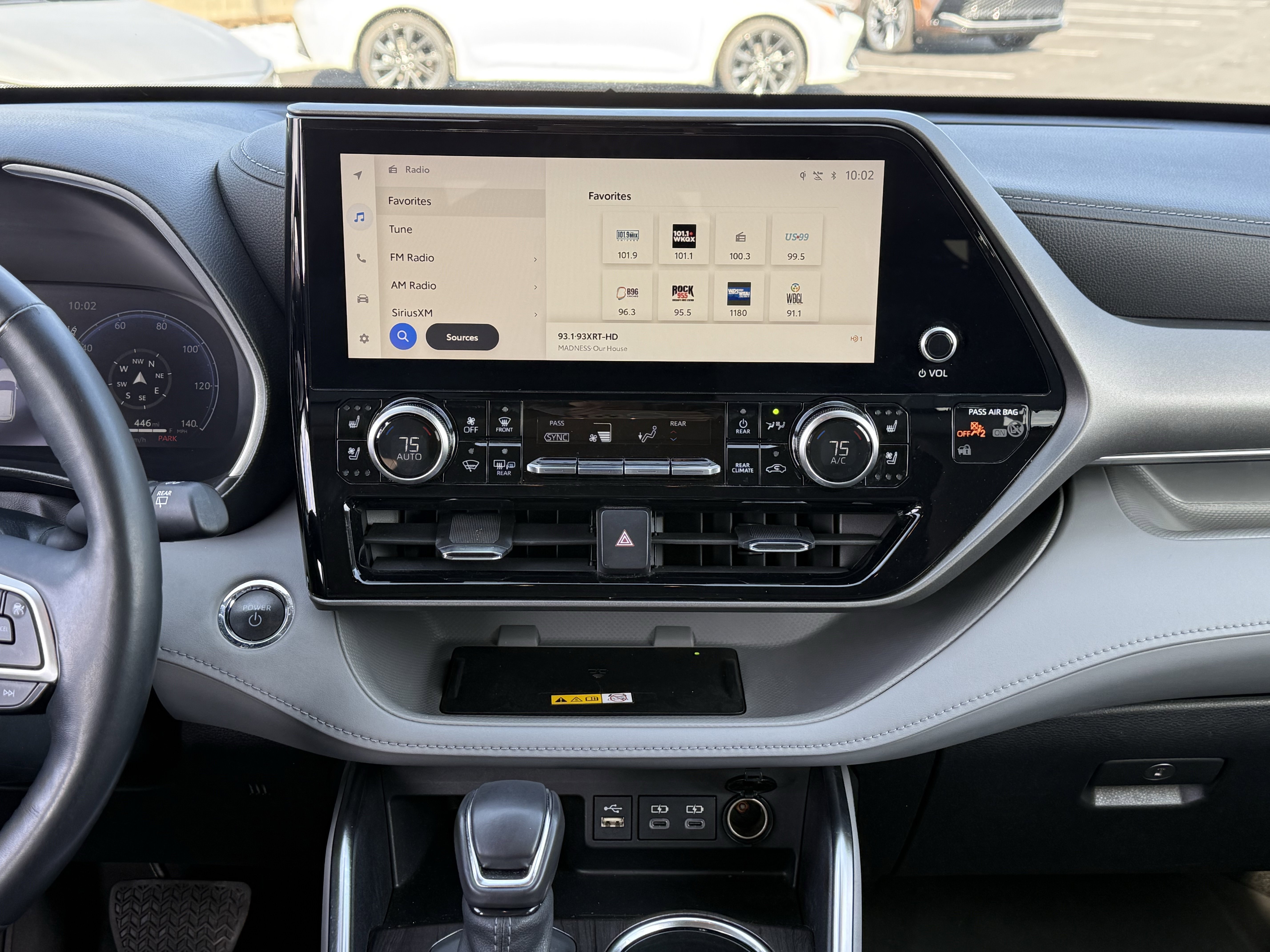 Used 2023 Toyota Highlander Limited image 3