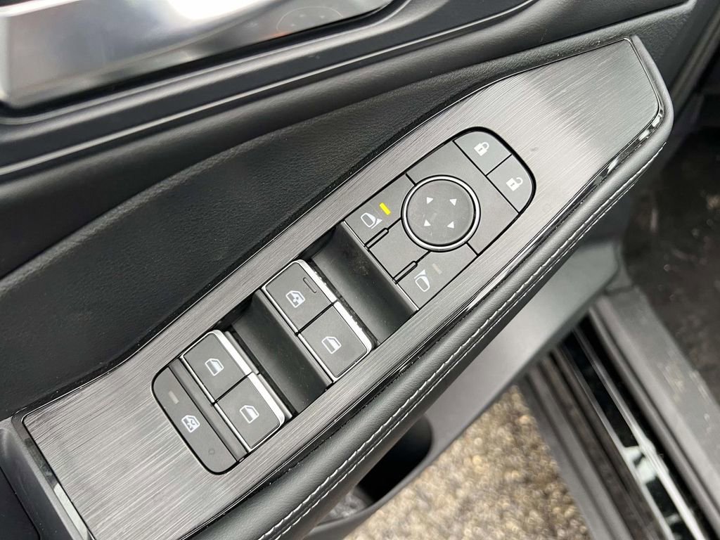 Used 2025 Nissan Rogue SL w/ SL Premium Package image 17