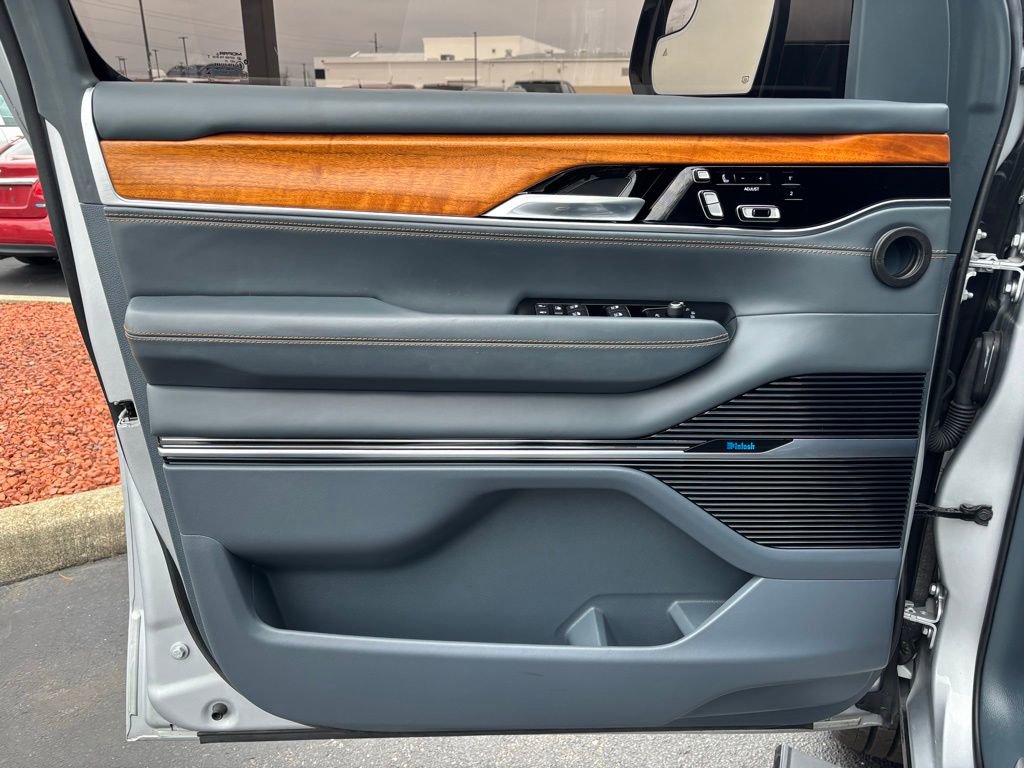 Used 2022 Jeep Grand Wagoneer Series III w/ Rear Seat Video Group 1 image 10