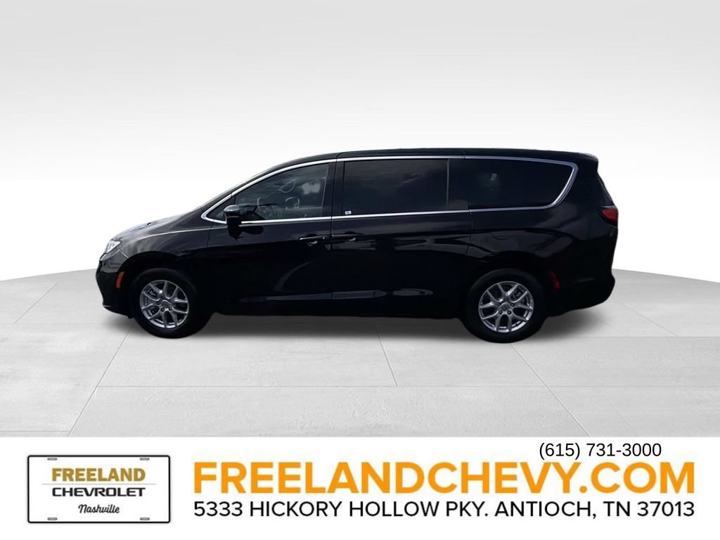 Used 2025 Chrysler Pacifica Select FWD image 6