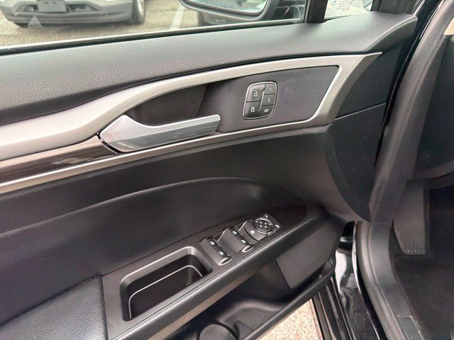Used 2018 Ford Fusion SE w/ Fusion SE Technology Package FWD image 12