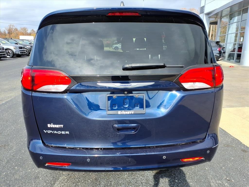 Used 2020 Chrysler Voyager L image 5
