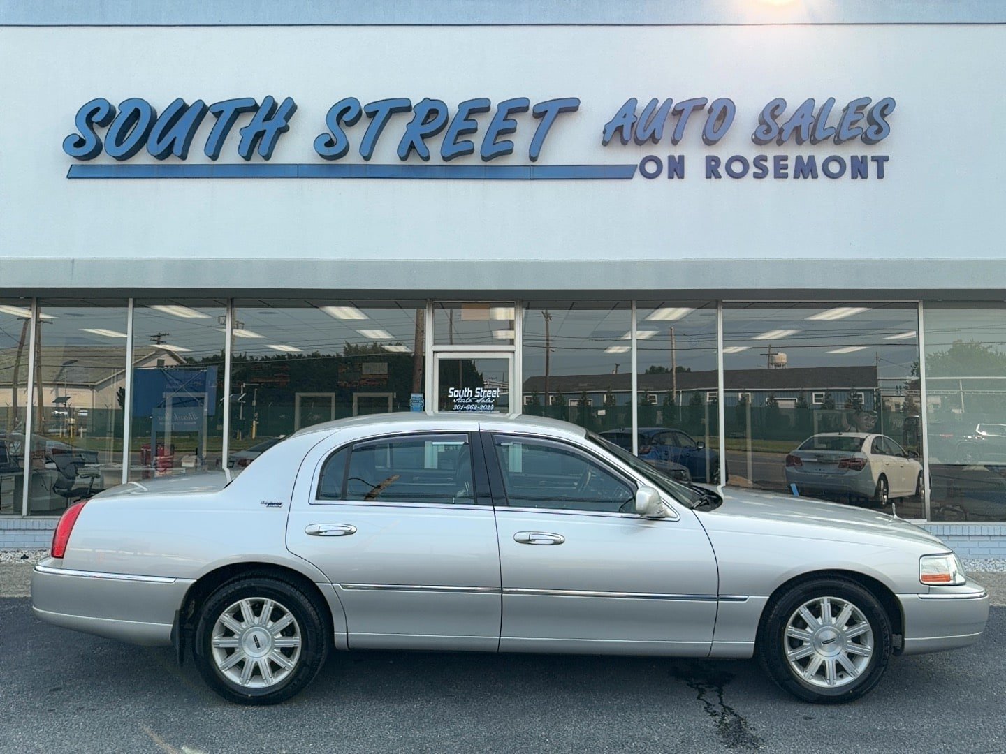 Used 2009 Lincoln Town Car Signature Limited RWD image 1