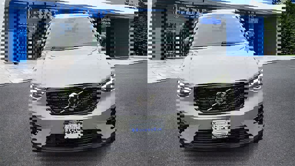 Used 2023 Volvo XC40 B5 Ultimate w/ Protection Package Premier image 3