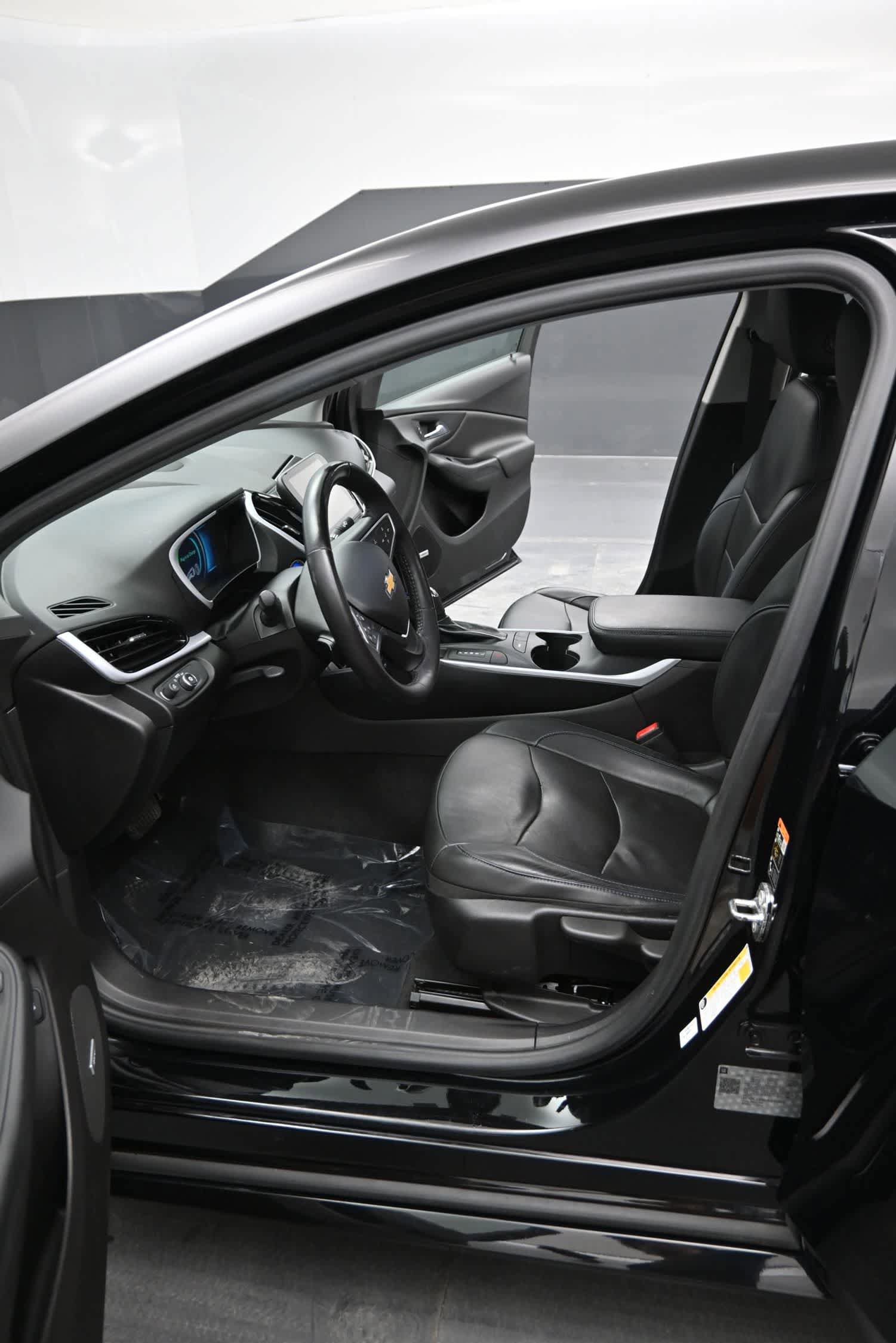 Used 2018 Chevrolet Volt LT w/ Comfort Package FWD image 17