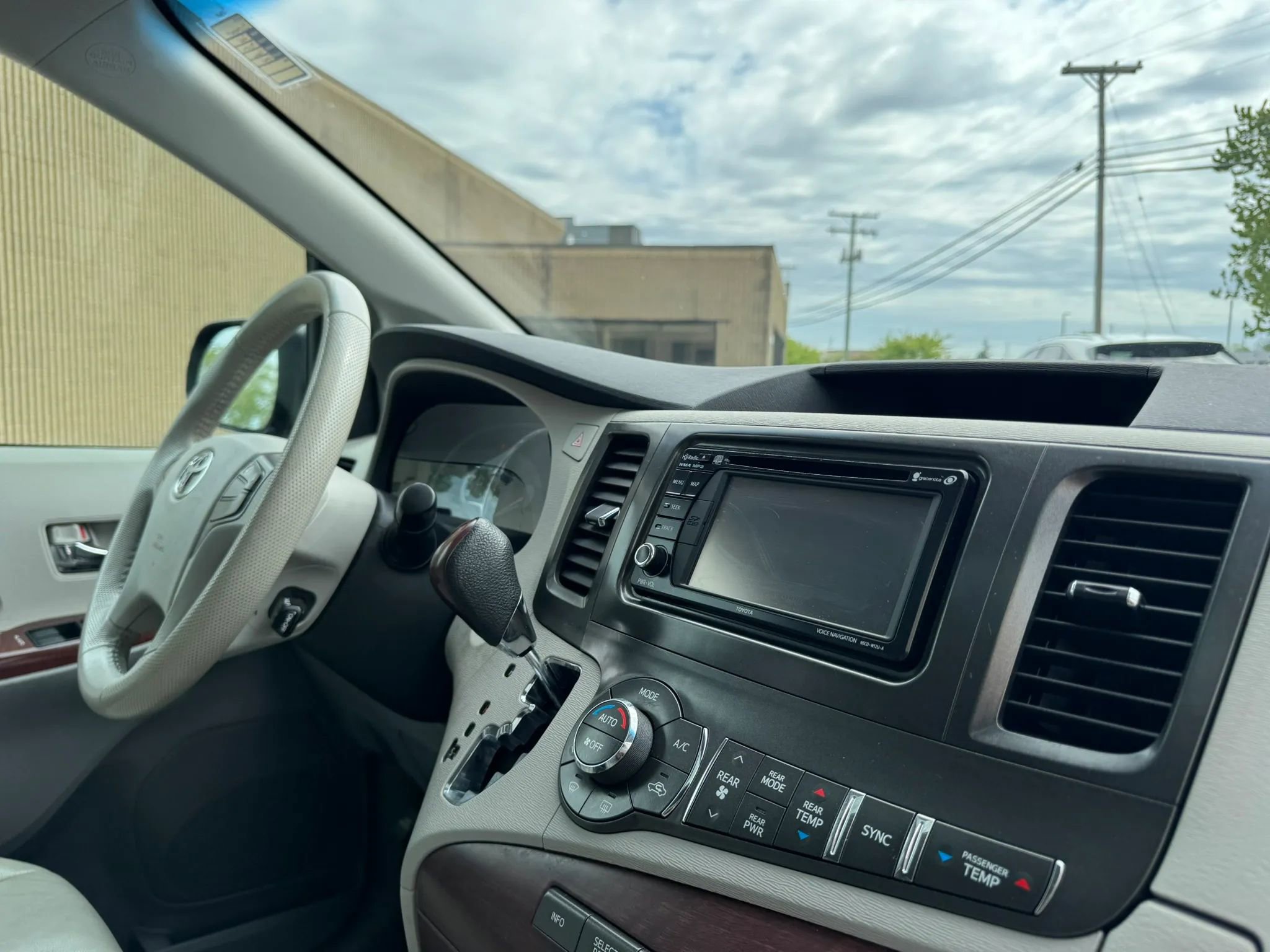 Used 2013 Toyota Sienna XLE FWD image 30
