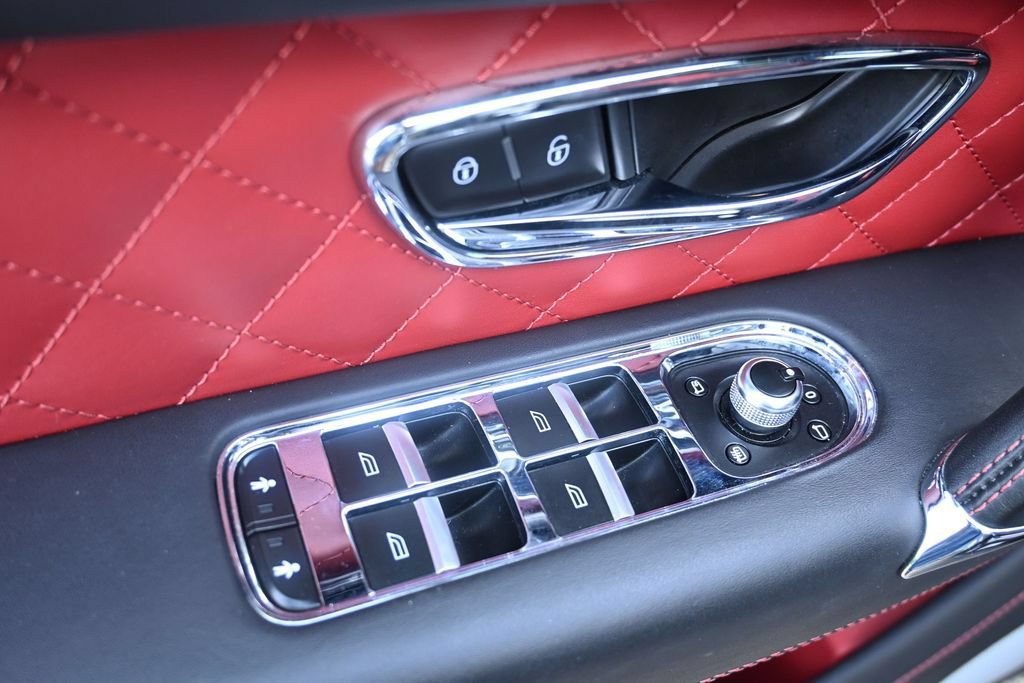 Used 2020 Bentley Bentayga AWD/4WD image 19