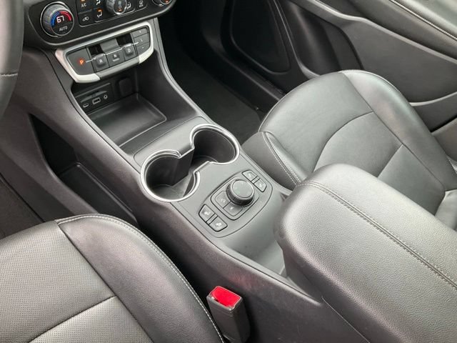 Used 2024 GMC Terrain SLT AWD/4WD image 15