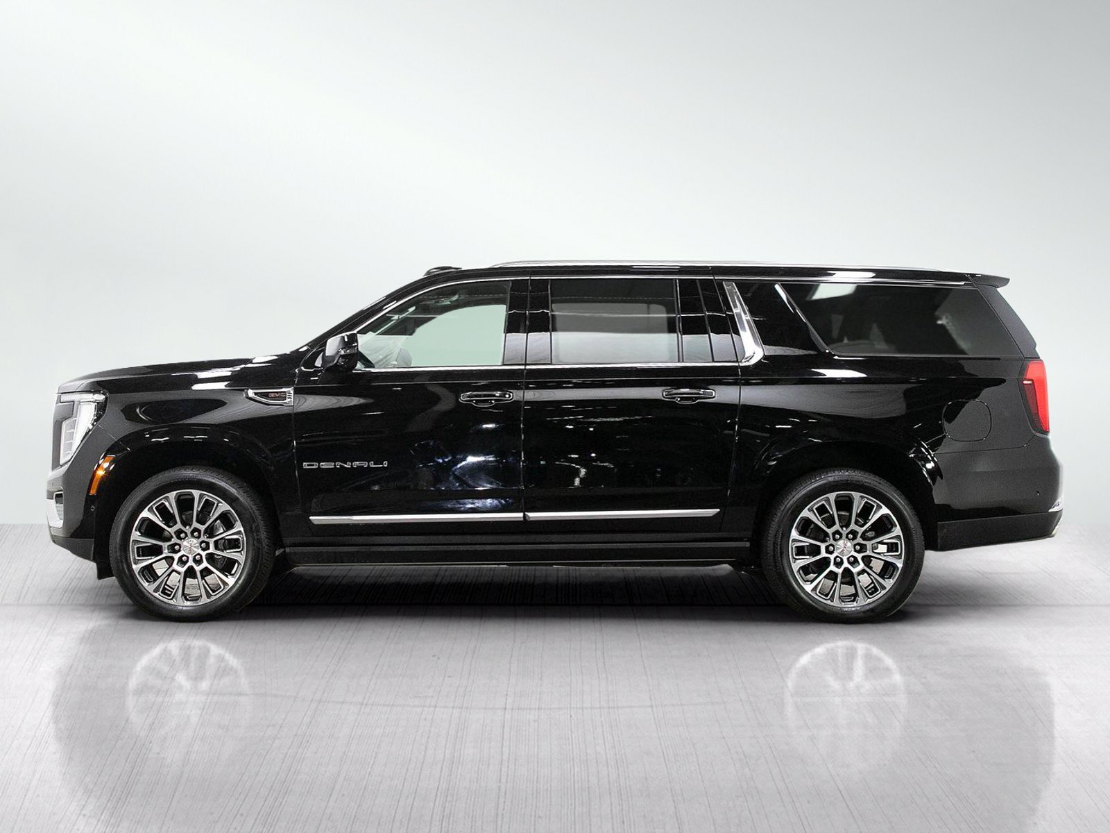 Used 2025 GMC Yukon XL Denali w/ Sun & Power Step Package AWD/4WD image 2
