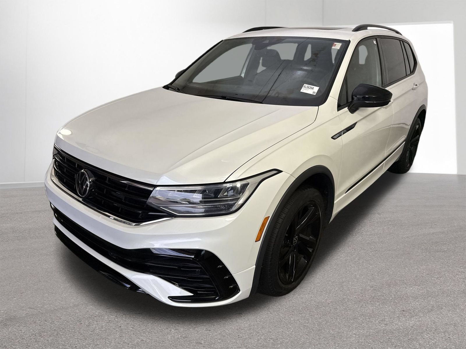 Used 2023 Volkswagen Tiguan SE R-Line FWD image 26