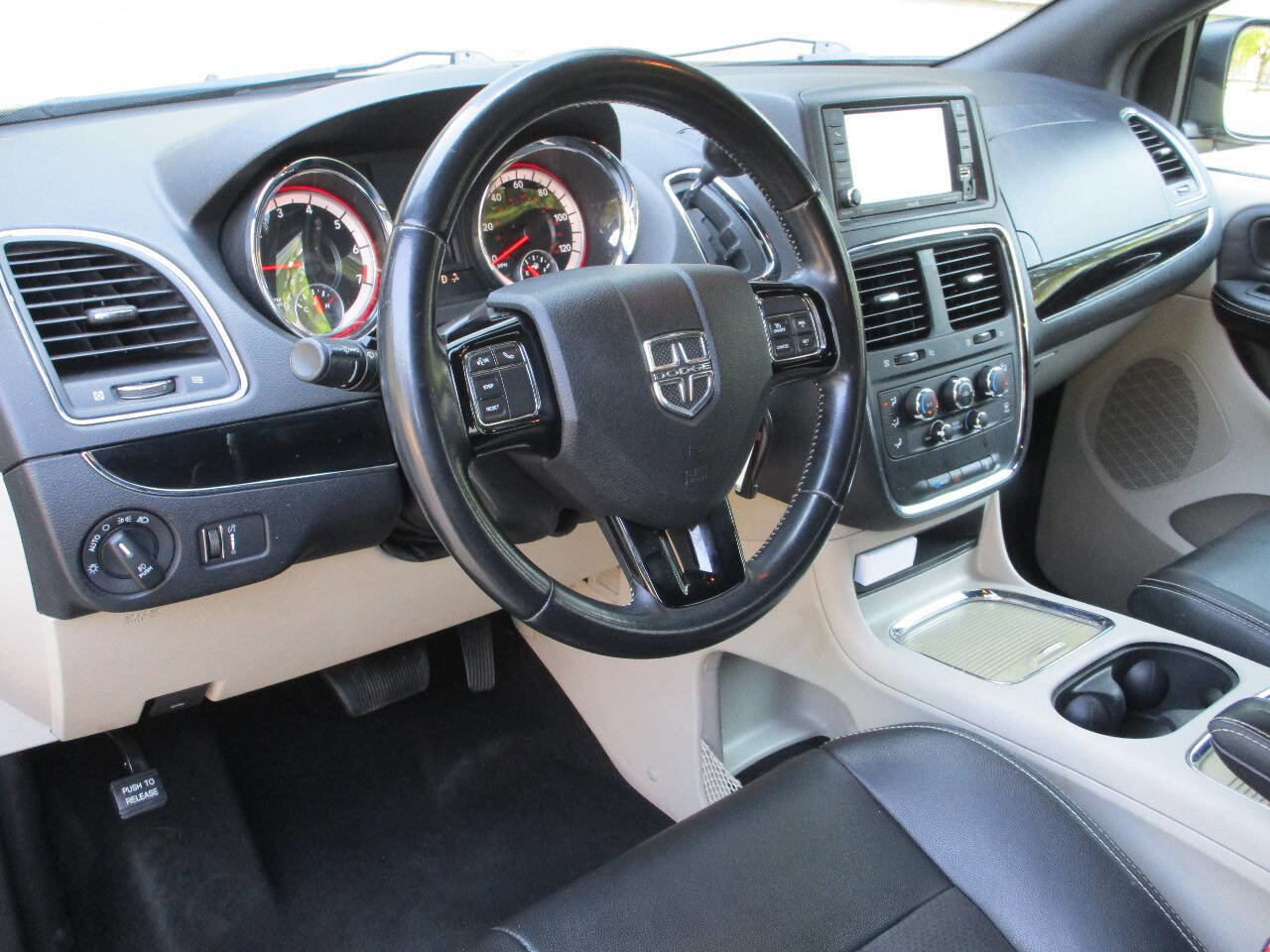 Used 2019 Dodge Grand Caravan SXT image 6