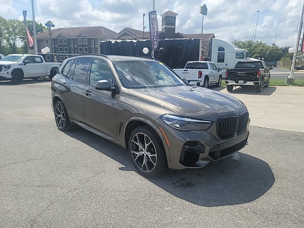 Used 2022 BMW X5 xDrive40i w/ M Sport Package image 1