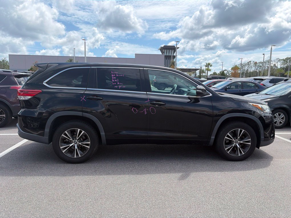 Used 2018 Toyota Highlander LE FWD image 2