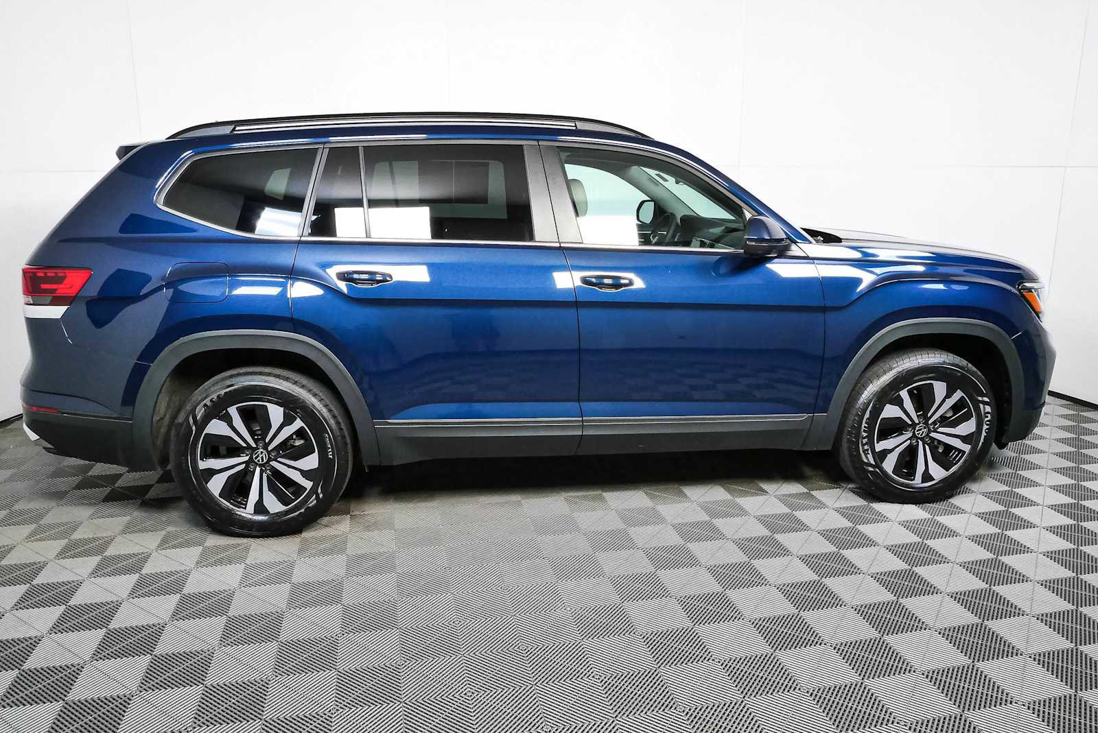 Used 2023 Volkswagen Atlas SE w/ Black Wheel Package FWD image 3