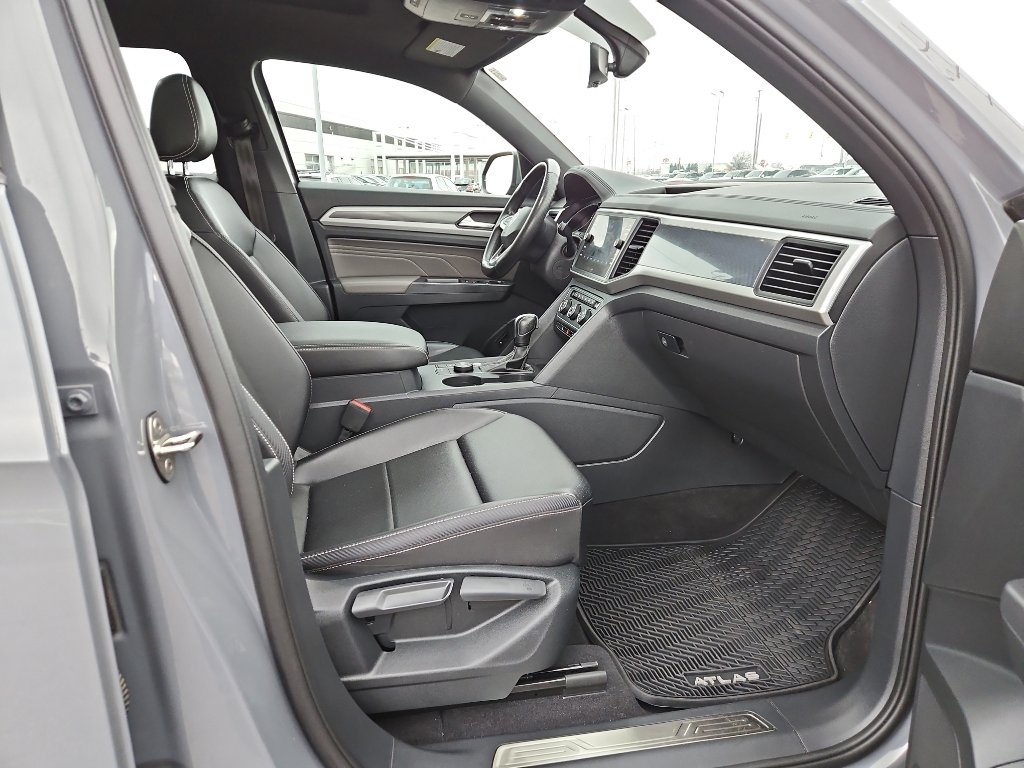 Used 2021 Volkswagen Atlas Cross Sport SE w/ Panoramic Sunroof Package image 17